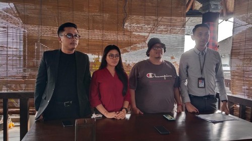 DJ Diah Krisna (dua dari kiri) bersama tim kuasa hukumnya saat konferensi pers di eks Pelabuhan Buleleng, Selasa (13/5/2025).