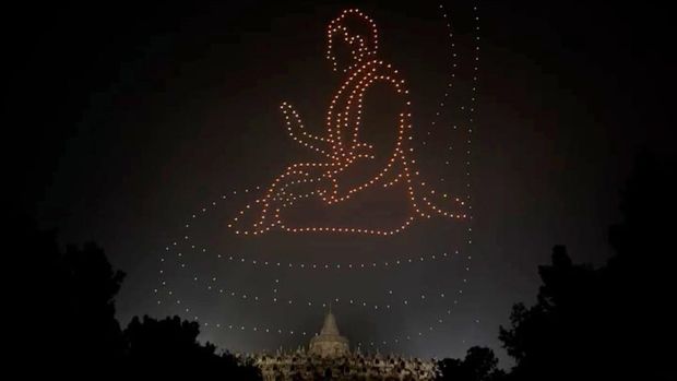 Drow show yang ditampilkan dalam rangkaian festival lampion Waisak 2569/2025 di Candi Borobudur, Senin (12/5/2025) malam.