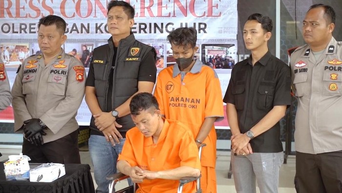 Dua pelaku curanmor saat dihadirkan dalam rilis ungkap kasus di OKI.