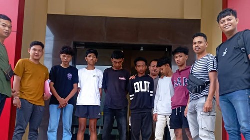 Dua remaja dan enam pria dewasa di Mataram ditangkap polisi lantaran melakukan pengeroyokan di kos-kosan Jalan Panji Anom, Kelurahan Pagutan Timur, Mataram, NTB, Minggu dini hari (11/5/2025). (Dok. Polsek Mataram)