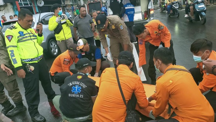 Evakuasi korban kecelakaan di Jalan Ciliwung, Surabaya. Wanita yang menjadi korban dinyatakan meninggal.