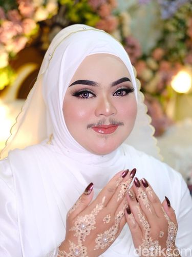 Foto Wilda di hari pernikahannya tampil memesona berkat riasan makeup dari @emjhielala_official.