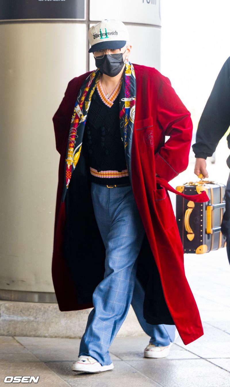 Gaya G-Dragon BIGBANG pakai bathrobe ke bandara Gaya G-Dragon BIGBANG pakai bathrobe ke bandara