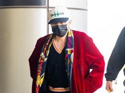 7 Gaya G-Dragon BIGBANG Pakai Jubah Mandi ke Bandara, Tampil Eksentrik