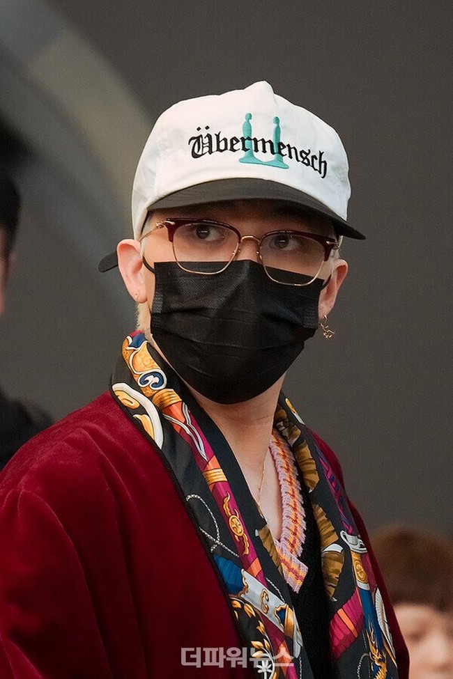 Ini bukan pertama kalinya G-Dragon BIGBANG memakai bathrobe sebagai fashion statement. Dia pernah memotong Bathrobe kuning Versace menjadi crop top untuk syuting video klip lagu Too Bad. Foto: Instagram