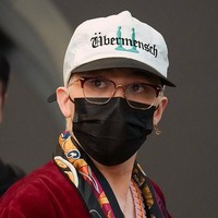 Ini bukan pertama kalinya G-Dragon BIGBANG memakai bathrobe sebagai fashion statement. Dia pernah memotong Bathrobe kuning Versace menjadi crop top untuk syuting video klip lagu Too Bad. Foto: Instagram