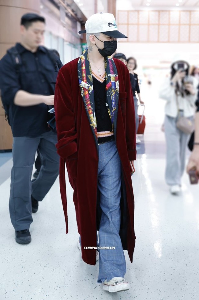 Sebelumnya pelantun ‘POWER’ itu juga menampilkan pesonanya dalam balutan bathrobe biru untuk cover album lagunya. Foto: Instagram