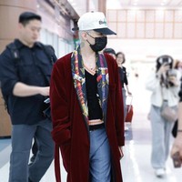 Sebelumnya pelantun ‘POWER’ itu juga menampilkan pesonanya dalam balutan bathrobe biru untuk cover album lagunya. Foto: Instagram