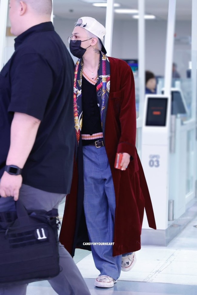 Tak mengherankan jika G-Dragon BIGBANG dijuluki sebagai fashion icon. Dia selalu menjadi sorotan dan mempopulerkan ‘ahjumma style’ yang terdiri dari cardigan merah, topi, dan headscarf setelah terlihat di Bandara Internasional Incheon tahun lalu. Foto: Instagram