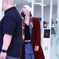 Tak mengherankan jika G-Dragon BIGBANG dijuluki sebagai fashion icon. Dia selalu menjadi sorotan dan mempopulerkan ‘ahjumma style’ yang terdiri dari cardigan merah, topi, dan headscarf setelah terlihat di Bandara Internasional Incheon tahun lalu. Foto: Instagram