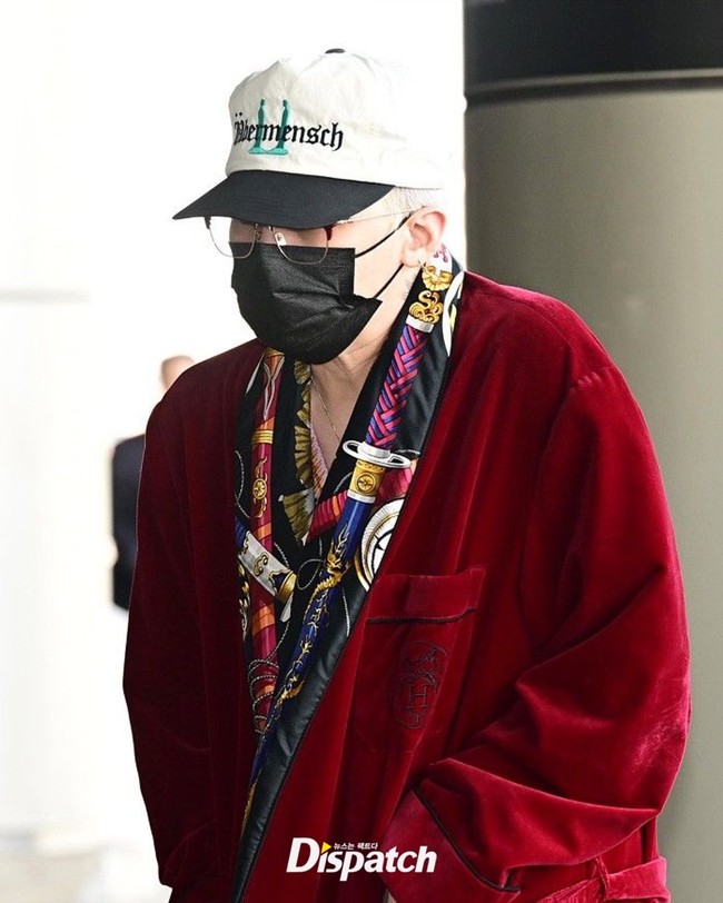Tak ketinggalan, G-Dragon BIGBANG mempromosikan official merchandise-nya, sebuah topi bertuliskan Übermensch, seperti nama tur dunianya tahun ini. Foto: Instagram