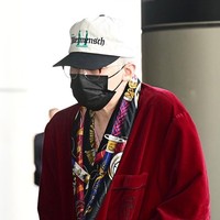 Tak ketinggalan, G-Dragon BIGBANG mempromosikan official merchandise-nya, sebuah topi bertuliskan Übermensch, seperti nama tur dunianya tahun ini. Foto: Instagram