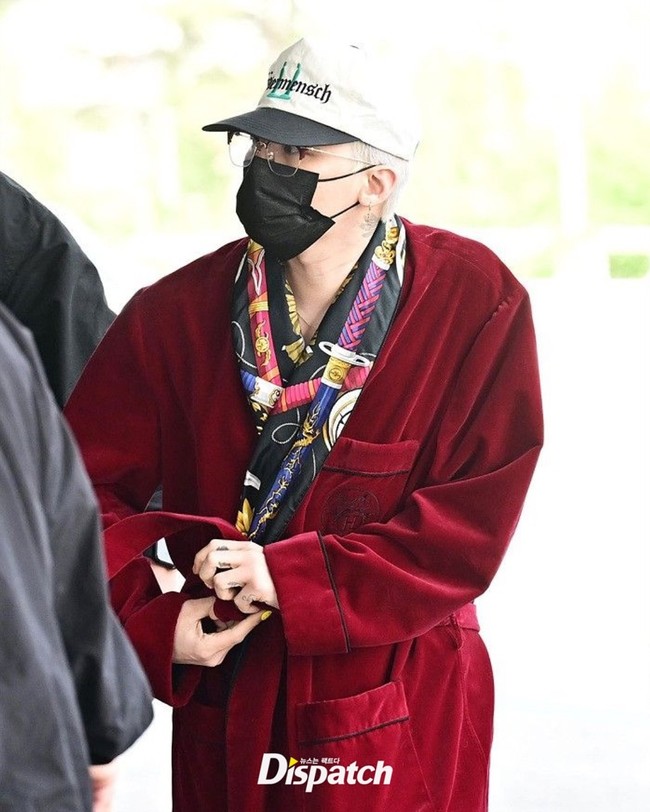 Masih dari Hermes, ada scarf hitam bercorak khas rumah mode Prancis itu yang melengkapi gaya G-Dragon BIGBANG. Foto: Instagram