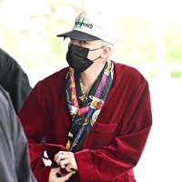 Masih dari Hermes, ada scarf hitam bercorak khas rumah mode Prancis itu yang melengkapi gaya G-Dragon BIGBANG. Foto: Instagram