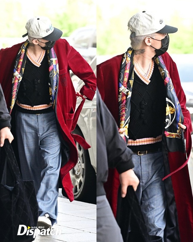 Penampilan G-Dragon BIGBANG di Bandara Internasional Gimpo pada Kamis (8/5/2025) sontak ramai menjadi perbincangan netizen. Dia membuka ikat pinggang bathrobe merah Hermes untuk memperlihatkan knit vest hitam Dior yang dipakainya dengan loose pants warna biru. Foto: Instagram