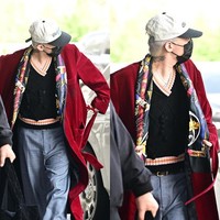 Penampilan G-Dragon BIGBANG di Bandara Internasional Gimpo pada Kamis (8/5/2025) sontak ramai menjadi perbincangan netizen. Dia membuka ikat pinggang bathrobe merah Hermes untuk memperlihatkan knit vest hitam Dior yang dipakainya dengan loose pants warna biru. Foto: Instagram