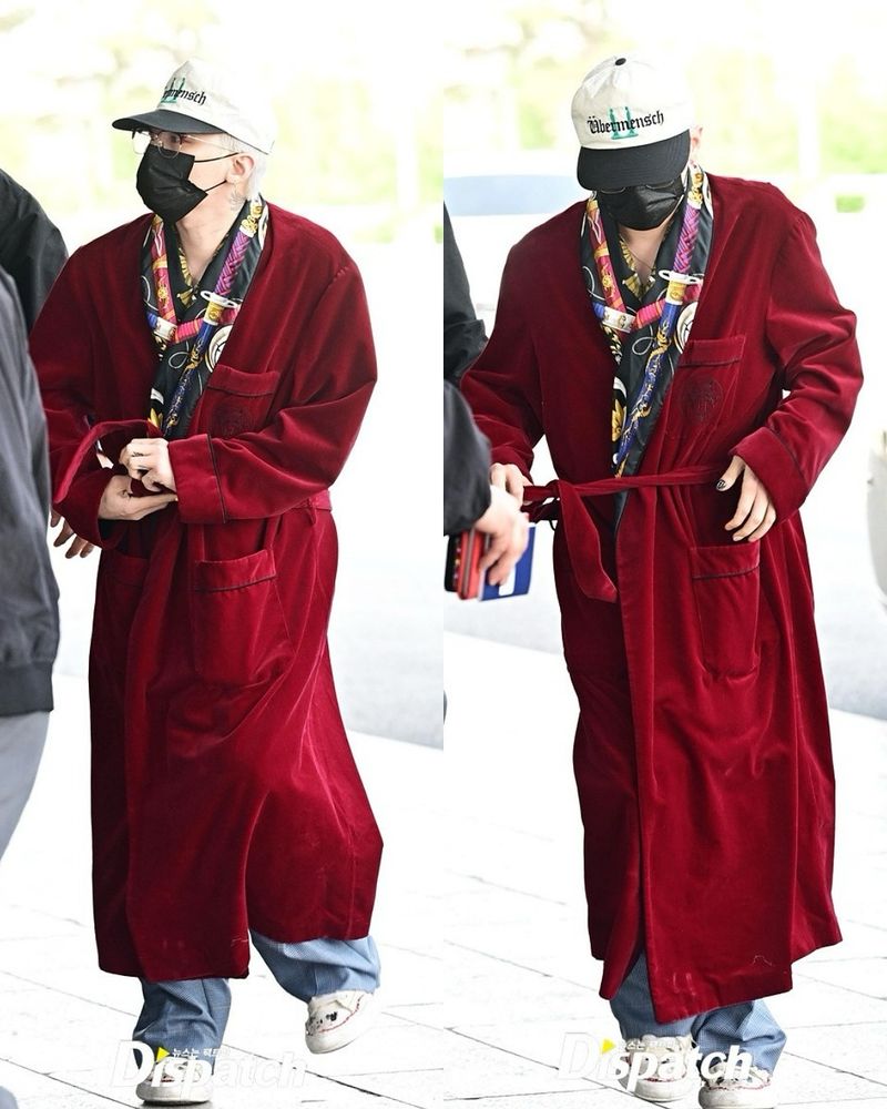 Gaya G-Dragon BIGBANG pakai bathrobe ke bandara