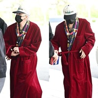G-Dragon BIGBANG kerap membuat pilihan gaya berpakaian yang eksentrik. Baru-baru ini, personel grup KPop BIGBANG itu terlihat memakai bathrobe alias jubah mandi sebelum penerbangannya ke Jepang. Foto: Instagram