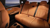 Sementara di bagian dalam, Galaxy Starshine 8 PHEV mengusung kokpit dengan layout T-shaped yang mewah. Selain itu, sentuhan elegan di kendaraan terlihat melalui kombinasi warna coklat dan hitam. Foto: Doc. Geely.
