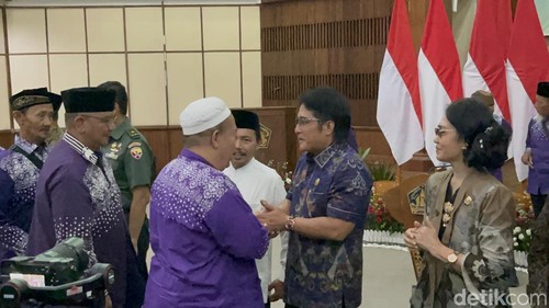 Giri Prasta lepas calon jemaah haji di kantor Gubernur Bali, Selasa (13/5/2025). (Rizky Setyo)