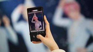 Pertunjukan langsung grup ini menggunakan sistem penangkap gerak yang inovatif, menghubungkan studio ke tempat konser secara real-time dan memungkinkan para penampil untuk mengukur reaksi penggemar dengan cepat.