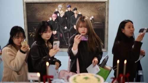 Fans of virtual K-pop boy band PLAVE take a look around a pop-up store in Seoul, South Korea, March 7, 2025.   REUTERS/Kim Hong-Ji     TPX IMAGES OF THE DAY