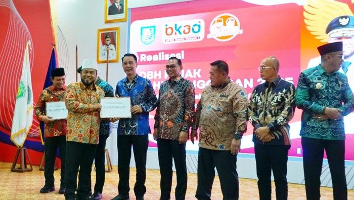 Gubernur Bengkulu Helmi Hasan menyerahkan dana bagi hasil ke pemerintah kabupatan/kota.