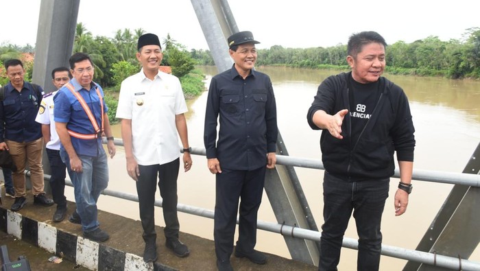 Gubernur Sumsel Herman Deru meninjau akses jalan 3 daerah.