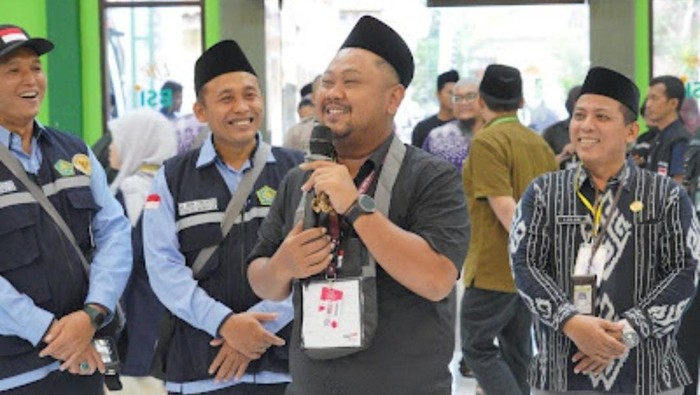 Gus Yani, Bupati Gresik saat menyampaikan sambutan sebagai salah satu petugas haji embarkasi Surabaya.