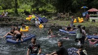 Wisatawan berenang di wisata pemandian alam Cirahab, Padarincang, Kabupaten Serang, Banten.