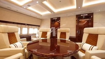 Ini adalah tempat duduk konferensi di lounge utama pesawat jumbo jet. Seluruh area dapat menampung hingga 16 tamu. Foto: AMAC Aerospace