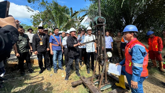 Herman Deru saat melakukan groundbreaking Jembatan Air Sari di Desa Semangus, PALI.