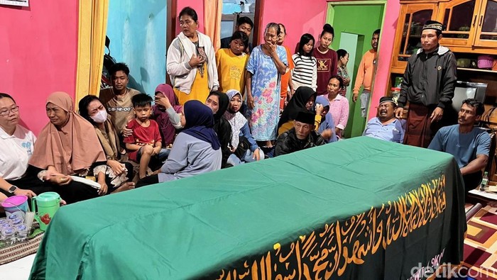 Ibunda dan keluarga Rizal saat berada dihadapan peti jenazah Rizal Sampurna