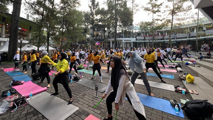 Ilustrasi kegiatan olahraga bareng keluarga di Ciwalk Bandung.