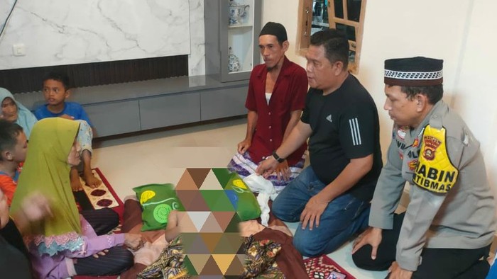 Jasad Umar Zaki dibawa ke rumah duka untuk dimakamkan