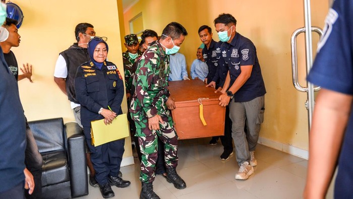 Jenazah Warga Korban Ledakan Pemusnahan Amunisi di Garut Dipulangkan Petugas TNI, Polri bersama keluarga korban membawa peti jenazah korban ledakan pemusnahan amunisi untuk dimasukkan ke dalam mobil ambulans di RSUD Pameungpeuk, Kabupaten Garut, Jawa Barat, Selasa (13/5/2025). Polda Jabar dan Kodam III Siliwangi memulangkan jenazah warga sipil yang menjadi korban pada ledakan pemusnahan amunisi kepada keluarga setelah dilakukan identifikasi selama kurang lebih 24 jam. ANTARA FOTO/Raisan Al Farisi/rwa.