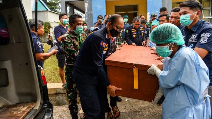Jenazah Warga Korban Ledakan Pemusnahan Amunisi di Garut Dipulangkan Petugas TNI, Polri bersama keluarga korban membawa peti jenazah korban ledakan pemusnahan amunisi untuk dimasukkan ke dalam mobil ambulans di RSUD Pameungpeuk, Kabupaten Garut, Jawa Barat, Selasa (13/5/2025). Polda Jabar dan Kodam III Siliwangi memulangkan jenazah warga sipil yang menjadi korban pada ledakan pemusnahan amunisi kepada keluarga setelah dilakukan identifikasi selama kurang lebih 24 jam. ANTARA FOTO/Raisan Al Farisi/rwa.