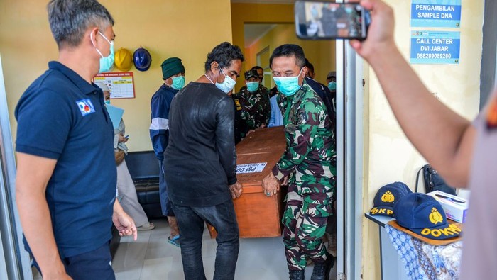 Petugas TNI, Polri bersama keluarga korban membawa peti jenazah korban ledakan pemusnahan amunisi untuk dimasukkan ke dalam mobil ambulans di RSUD Pameungpeuk, Kabupaten Garut, Jawa Barat, Selasa (13/5/2025). Polda Jabar dan Kodam III Siliwangi memulangkan jenazah warga sipil yang menjadi korban pada ledakan pemusnahan amunisi kepada keluarga setelah dilakukan identifikasi selama kurang lebih 24 jam. ANTARA FOTO/Raisan Al Farisi/rwa.
