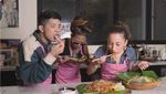 Jirayut Masak Pad Thai Bareng Jennifer Coppen dan Yaya