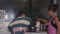 Yaya mengajarkan Jirayut bagaimana cara memasaknya. Tampak keduanya membelakangi kamera saat menumis bumbunya. Foto: YouTube Keluarga Bocil