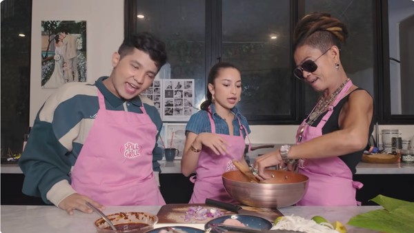 Jirayut Masak Pad Thai Bareng Jennifer Coppen dan Yaya