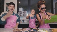 Pada episode kali ini, Jennifer mengundang Jirayut yang merupakan selebriti asal Thailand. Ia mempertemukannya dengan sang mertua, Yaya yang juga orang Thailand. Foto: YouTube Keluarga Bocil