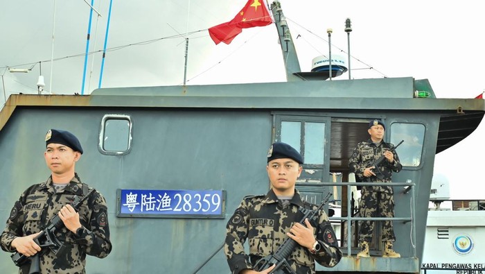 Petugas KKP menjaga kapal ikan berbendera China Yue Lu Yu 28359 saat konferensi pers di Pelabuhan Benoa, Denpasar, Bali, Senin (12/5/2025). Petugas Kementerian Kelautan dan Perikanan menangkap kapal dengan enam orang awak berkewarganegaraan China itu karena dugaan pelanggaran di bidang pelayaran dan keimigrasian usai mendeteksi pergerakan kapal yang dinilai tidak wajar dari laut lepas Samudera Hindia menuju perairan Bali. ANTARA FOTO/Fikri Yusuf/Spt.