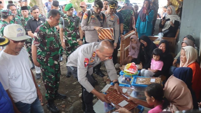 Kapolda Jabar-Pangdam Kunjungi Keluarga Korban Ledakan Amunisi TNI di Garut