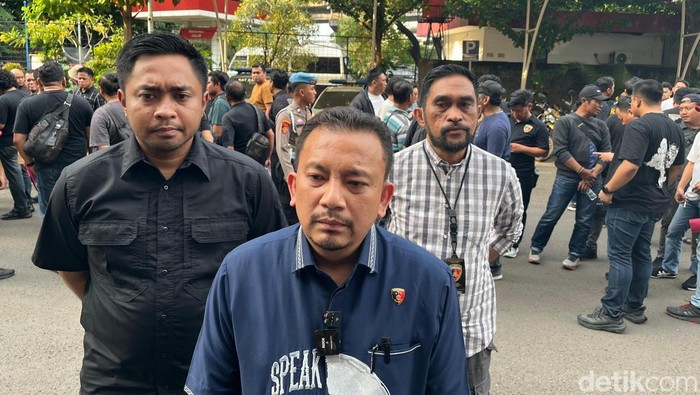 Bukan Mayat, Pria Viral di Tambora Jakbar Ternyata Gendong Biawak, Sosial Media Berbondong-bondong Share!