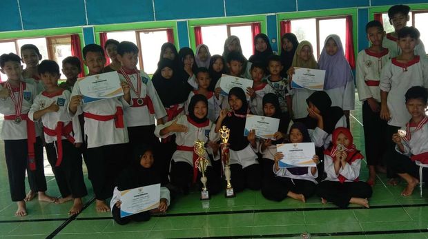 Kelompok pelajar belajar silat di bawah asuhan Anggota Unit Intelkam Polsek Pekalongan Timur, Aiptu Ahmad Syaifudin. Foto diunggah Selasa (13/5/2025).