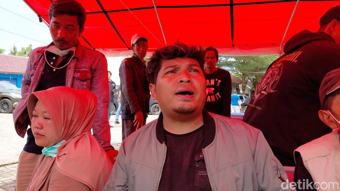 Keluarga Korban Tewas Ledakan Amunisi di Garut