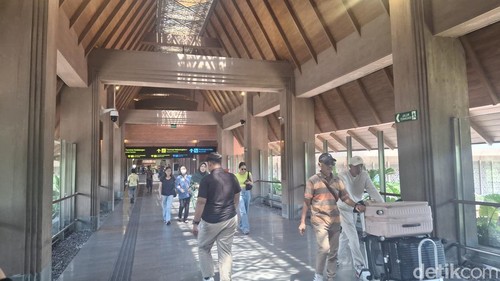 Keramaian penumpang di Bandara I Gusti Ngurah Rai selama libur panjang Waisak. Senin, (12/5/2025). (Fabiola Dianira)
