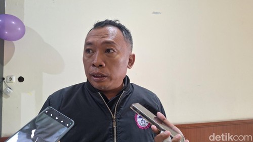 Ketua LPA Kota Mataram Joko Jumadi saat diwawancarai di perayaan HUT ke-17 Dewan Anak Mataram, Selasa (13/5/2025). (Nathea Citra/detikBali)
