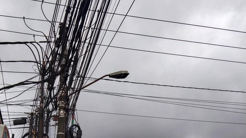 Kondisi kabel semrawut di perempatan Jalan Denpasar-Gilimanuk, Banjar Penyalin, Banjar Dinas Samsam, Kerambitan, Tabanan. (Krisna Pradipta/detikBali)